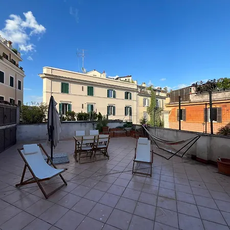 A Terrace Above Ancient Apartamento Roma